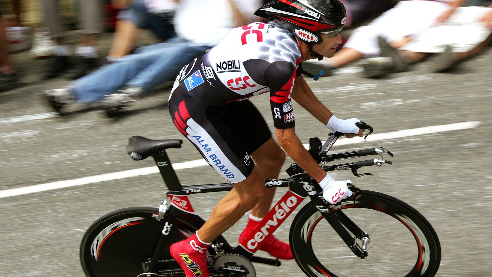 内部竞争激烈，阵容磨合需加强，内部竞争的例子